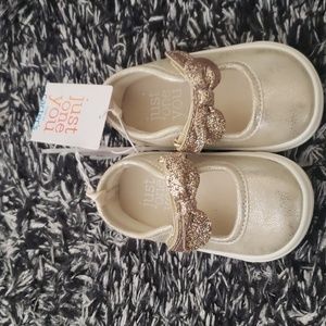 Brand new baby sandals in gold in size 4